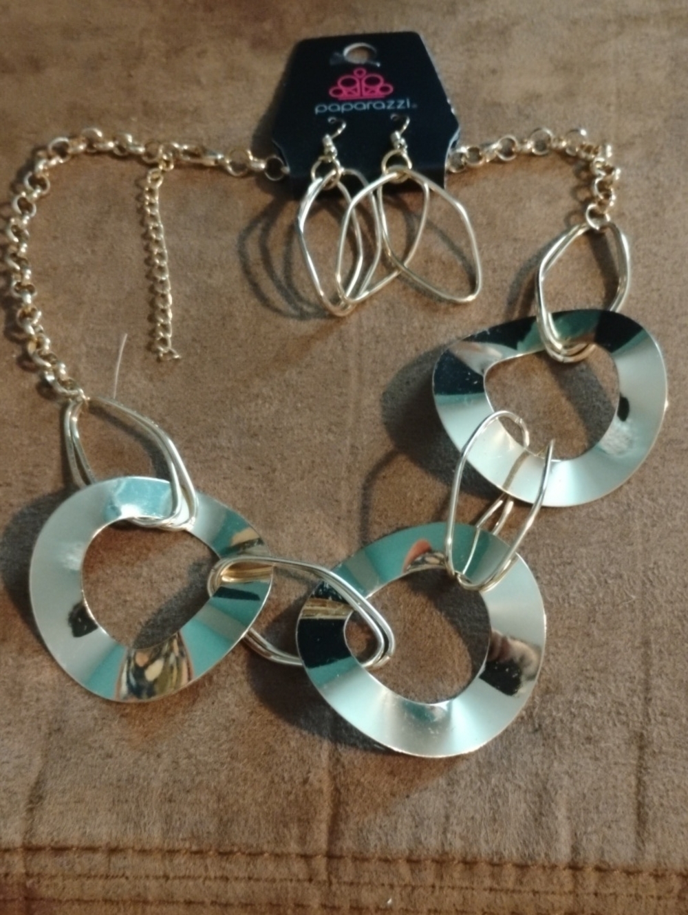 paparazzi Shiny Gold Linked Open Circle Necklace with Earrings